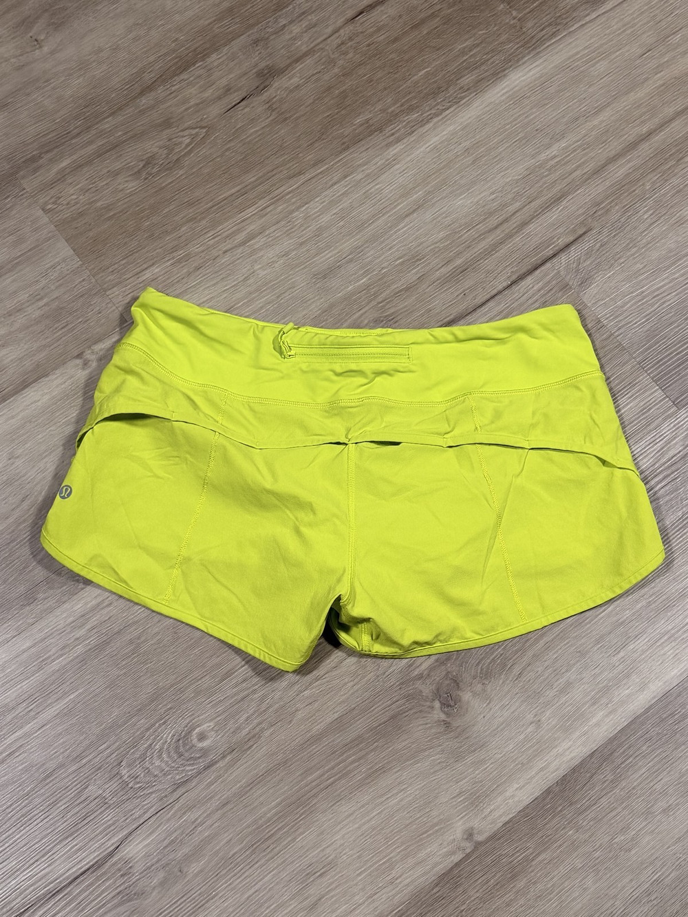 Lululemon Speed Up Low-Rise Lined Short 2.5 Womens Size 8 Neon Green LW7AEVS